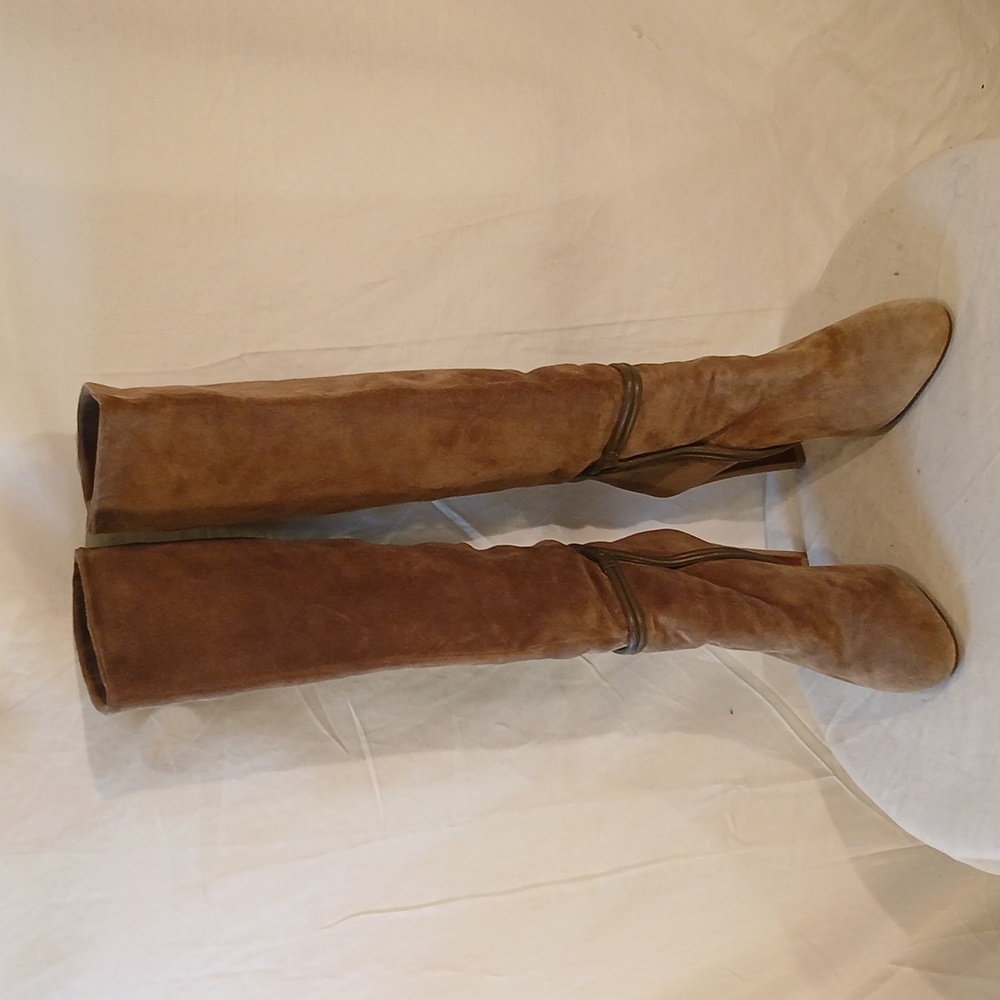 Gorgeous Tahari Taupe Suede Heeled Knee-High Boots